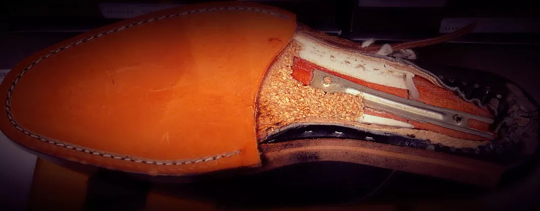 herrenschuh-reparatur-bodenansicht-innenleben