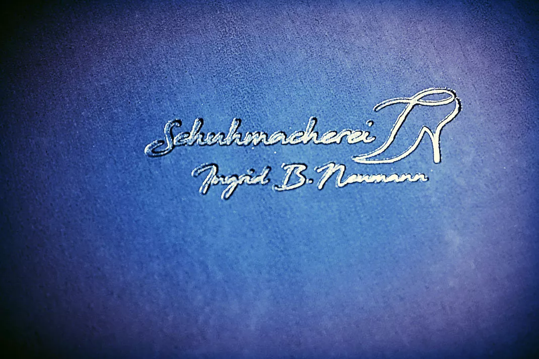 Schuhmacherei Logo auf Bio-Leder Rind blau