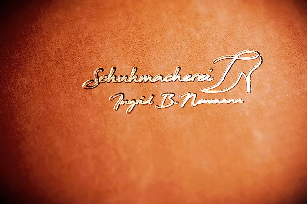 Schuhmacherei Logo auf Bio-Rindsleder rot-braun