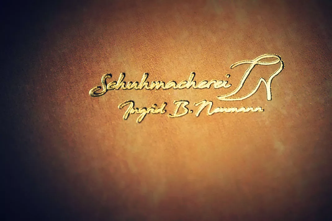 Schuhmacherei Logo auf Rindsleder braun