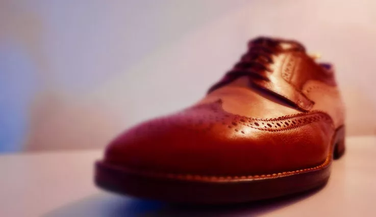 Herrenschuh Budapester Bicolor nach Reparatur Bodenbau und Rahmennaht
