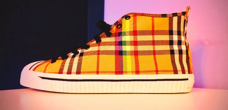 Burberry Sneaker nach Kundenwunsch repariert