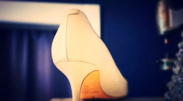 Damenschuh Leder weiss nach der Reparatur