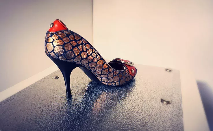 Damenschuh mit Bemusterung Animalprint und Besatz, repariert nach Kundenwunsch
