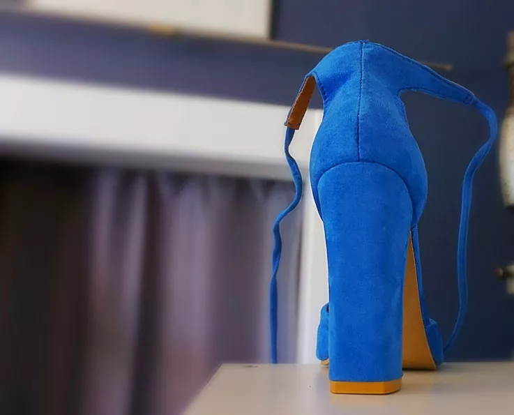 Damenschuh blau nach der Reparatur