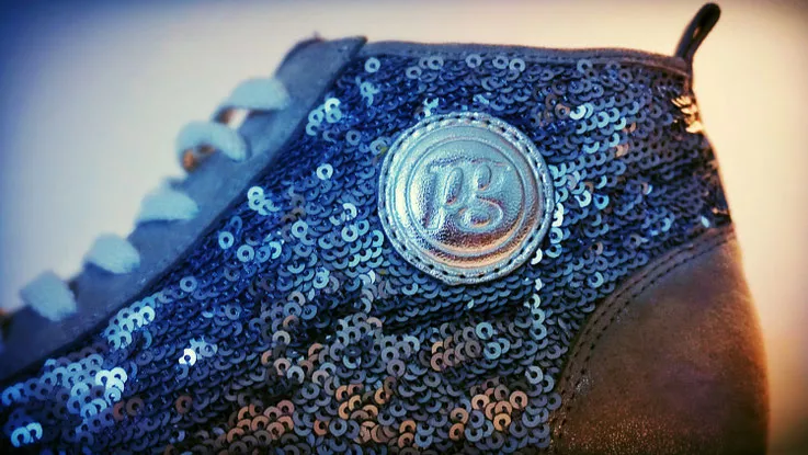 Damen Sneaker von Paul Green silber blau mit Paillettenbesatz nach Reparatur Kundenwunsch
