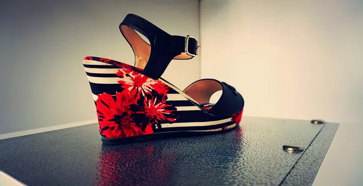 Damenschuh mit Printtextilabsatz nach der Reparatur