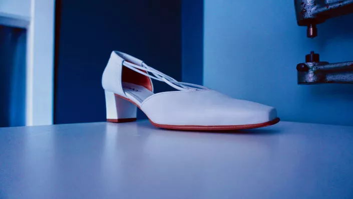 Eleganter Damenschuh weiss nach der Reparatur auf Kundenwunsch
