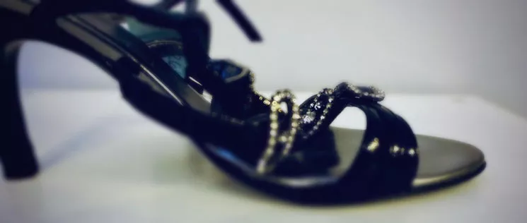 feiner Damen-Schuh in Lackschwarz mit Applikationen glitzernd
