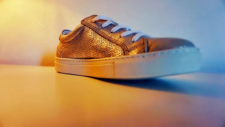 Damen Sneaker gold nach Modifikation auf Kundenwunsch