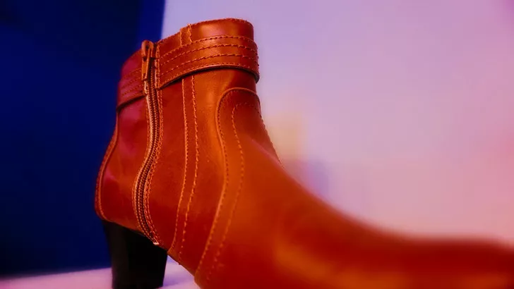 Damen Stiefel mid braun mit feinen Nähten nach der Reparatur