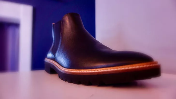 Damen Stiefelette schwarz mit hellem Rahmen und Naht