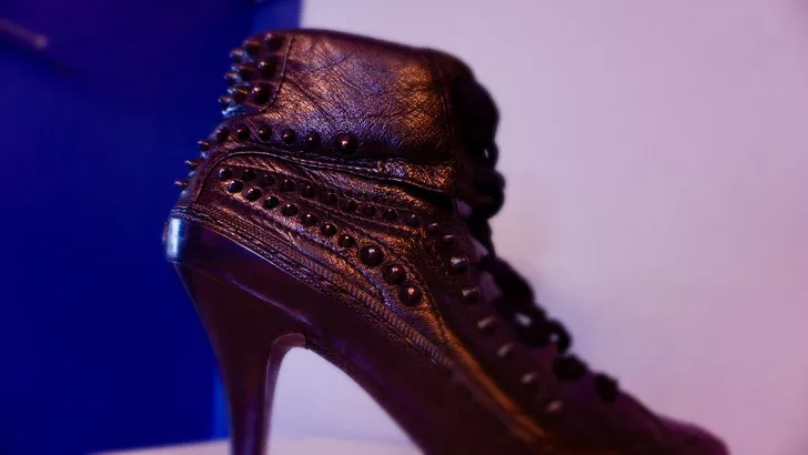 Damen-Heel in Leder schwarz mit Nietenbesatz nach der Reparatur