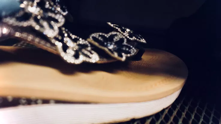 Damenschuh offen mit Applikationen