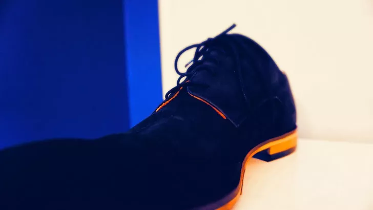 Herren Schuh blau-schwarz nach der Reparatur