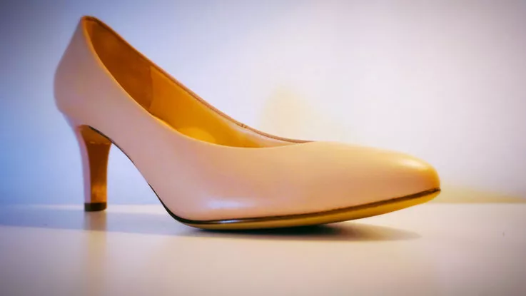 schöner Damenschuhe mit Absatz hautfarben und mattem Finish des Oberleders mit Kontrastelementen nach Kundenwunsch