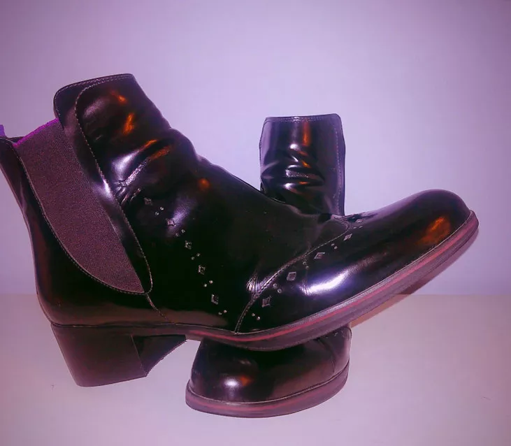 schwarzer Damenstiefel mit Schmetterlingsrolle und Absatzausgleich und Applikationen in rot