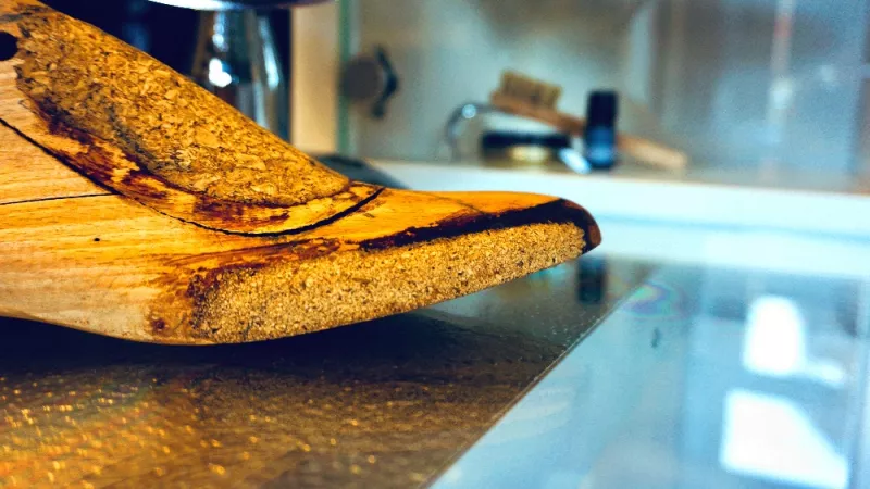Schuhspanner aus Holz trocknen den Schuh