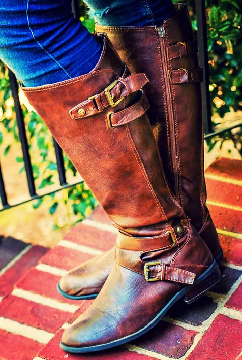 brauner Damen-Stiefel in Kalbsleder mit Reissverschluss und Lederschnallen