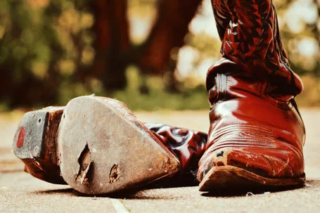 Defekter Cowboy-Boot rot-schwarz Rindsleder lackiert
