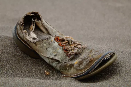 ehemaliger, sportiver Herrenhalbschuh angerautes Wildleder Kalb Nahtausführung gedoppelt
