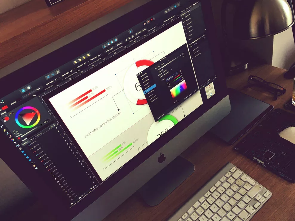Arbeitsutensilien für Design und Konzeption