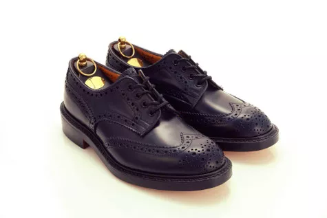 Schuhspanner schwarz lackiert mit Goldapplikationen