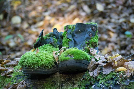 Vergessener Schuh - Herren Boot schwarz Rindsleder , gerissene Gummisohle ohne Weichmacher