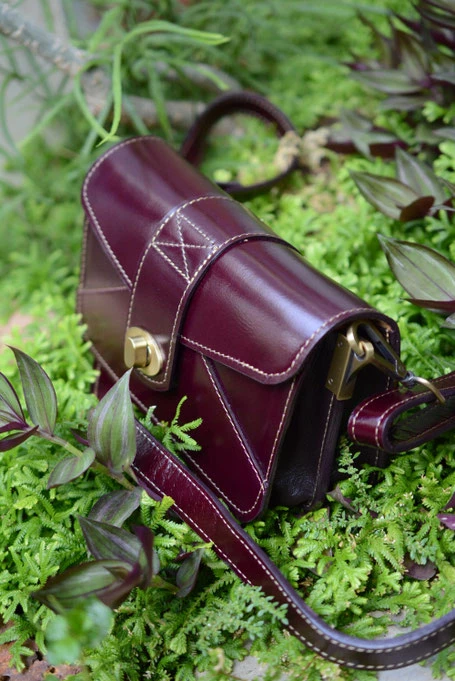 lederhandtasche-damen-bordeaux-mit-weisser-gesteppter-naht-umlaufend