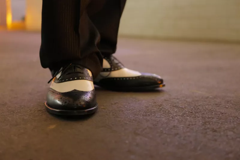 herrenschuh-budapester-fein-in-zeitlosem-schwarz-weiß-gearbeitet