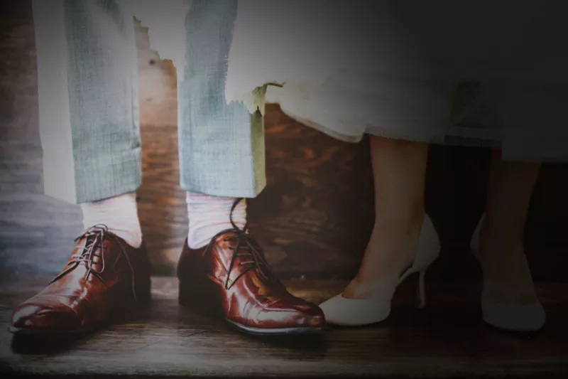 klassiker-herrenschuh-in-glänzend-poliertem-kalbsleder-braun-und-eleganter-damenschuh-in-weiss